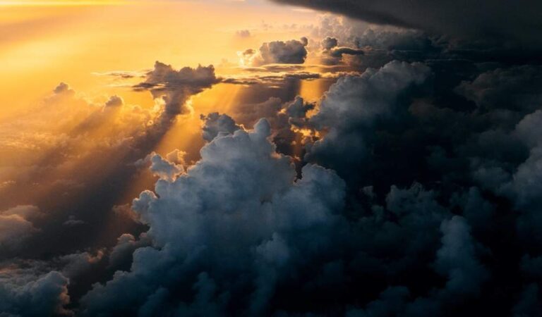 Due mentalità opposte - Cielo con nubi e sole