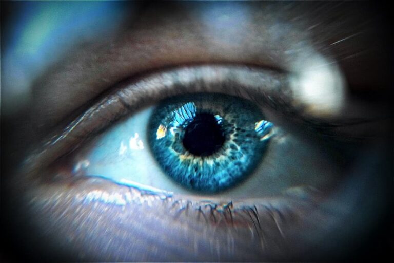 Perché il Coronavirus è un bivio per l’umanità - Macro di occhio azzurro che fissa