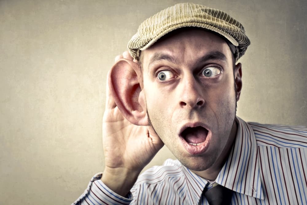 La saga de “I Silenzi” – Ascolta! Uomo con orecchia enorme ed espressione stupita